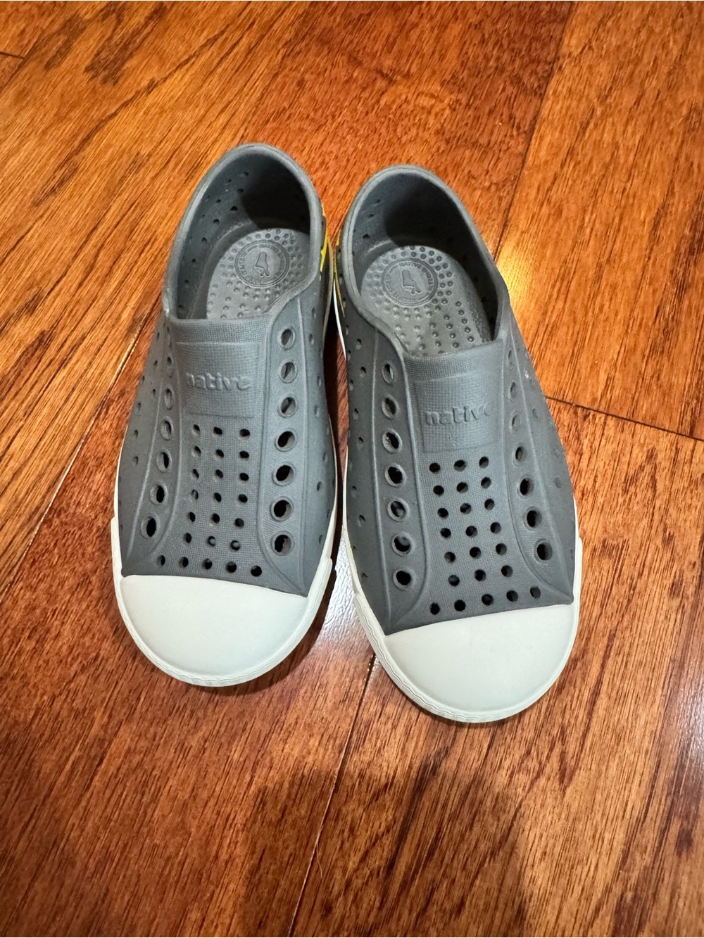 Native Jefferson Kids Shoes dark gray with yellow Size C10